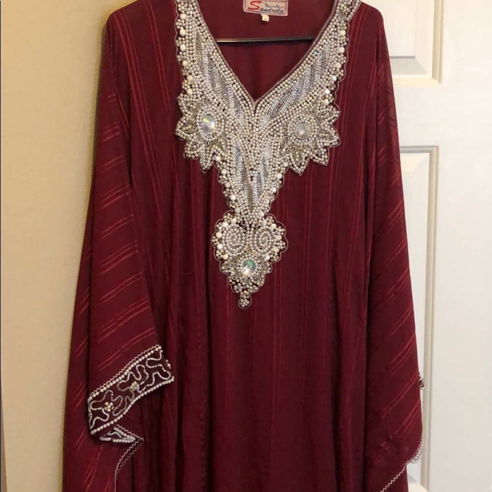 Muroon kaftan